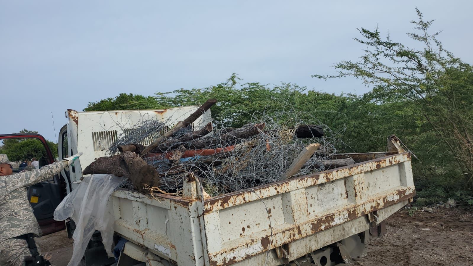 Medio Ambiente da inicio a derribo de alambradas ilegales en las Dunas de Baní