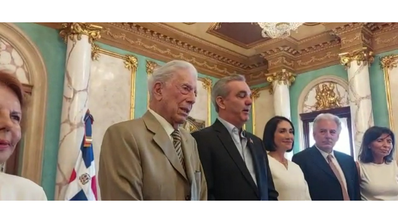 Abinader otorga la ciudadanía al escritor Mario Vargas Llosa