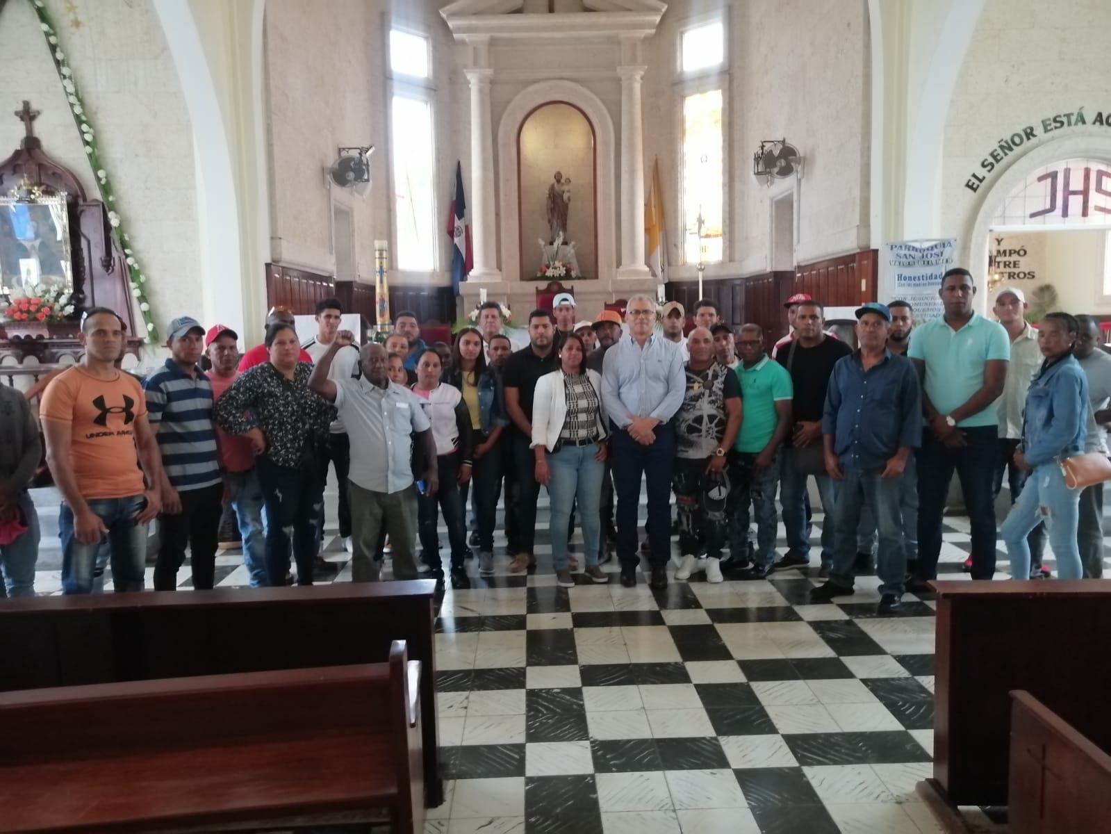 Moradores ocupan iglesia católica de Ocoa; exigen el arreglo de la carretera