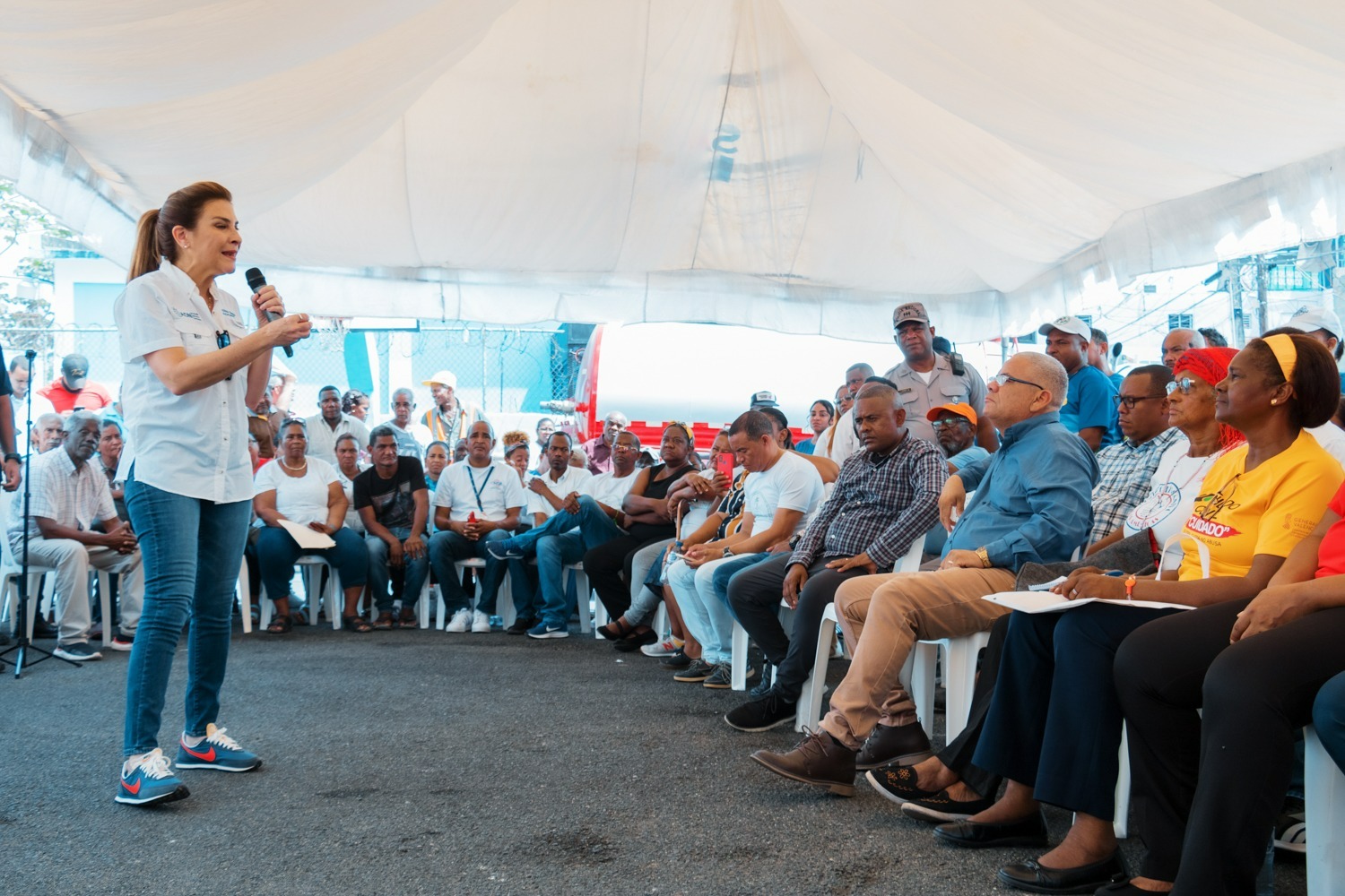Carolina Mejía se reúne con comunitarios de Los Guandules; lleva programa "La Alcaldía Llega a Ti”