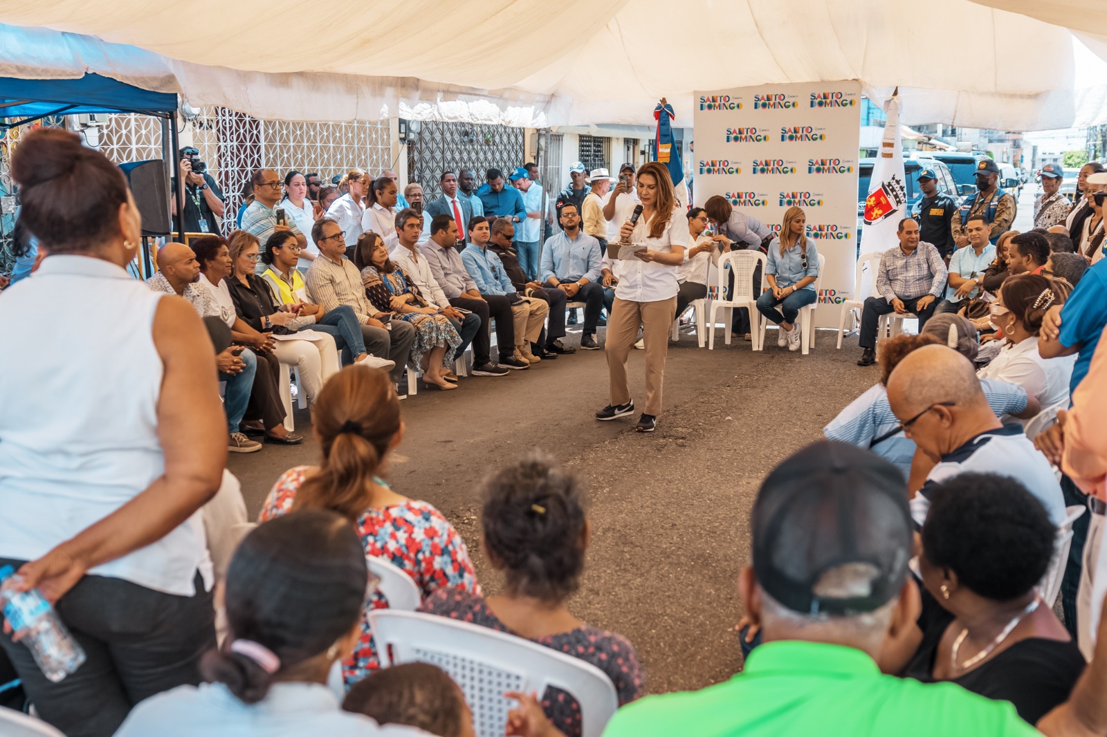 Alcaldesa DN y comunitarios de San Carlos se comprometen a iniciar proyecto de recuperación del sector