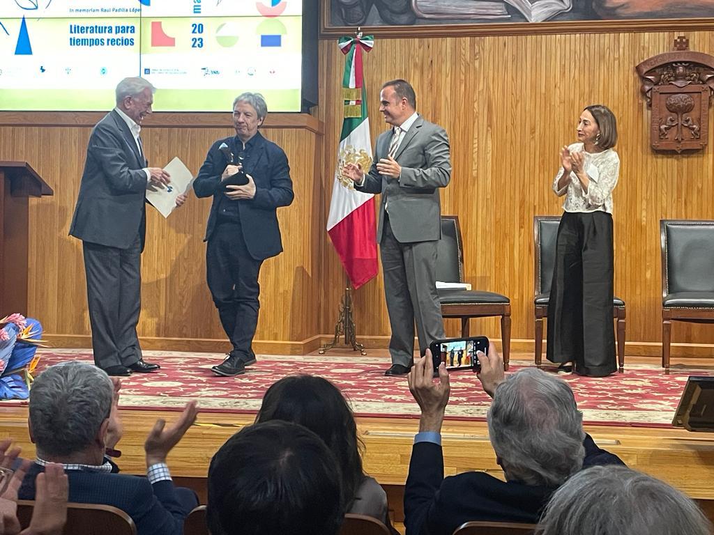 Mario Vargas Llosa y Soledad Álvarez entregan premio a la mejor novela latinoamericana; el mexicano David Toscana resultó ganador