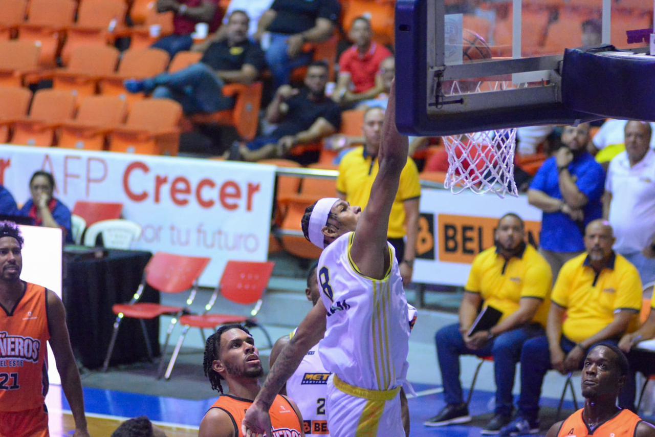 Allen anota el canasto de la victoria para los Cañeros del Este