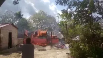 Fuego reduce vivienda a cenizas en comunidad Las Guázumas, SFM