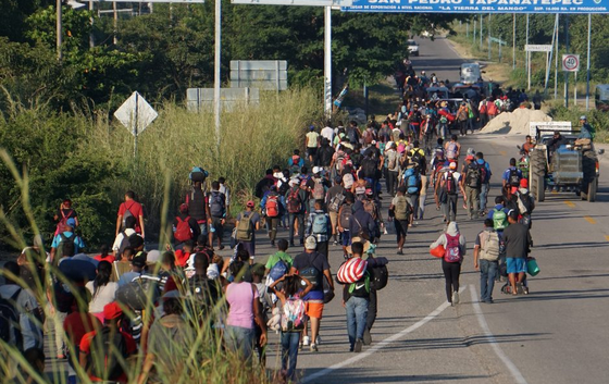 Migrantes derriban vallas en el sur de México para exigir regularización