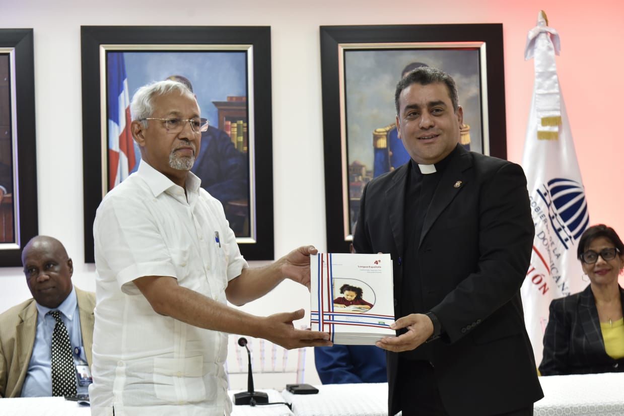 Minerd recibe primera partida de libros serán utilizados en próximo año escolar