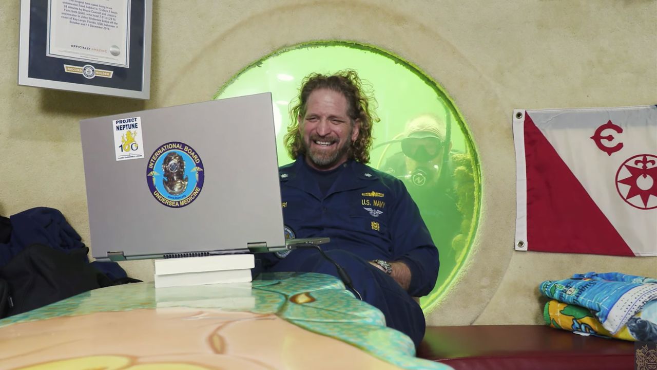Un profesor de EEUU bate un récord mundial al vivir 74 días en un refugio submarino