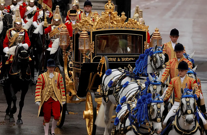 Carlos III y Camila inician la procesión a Buckingham tras ser coronados