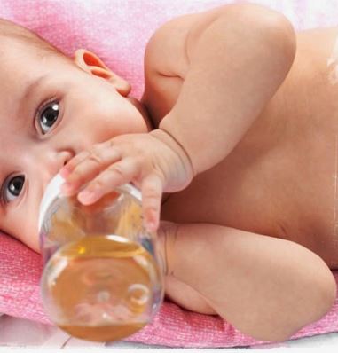 Pediatra recomienda no darle té a los bebés para los gases