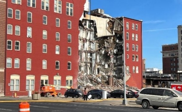 Continúan labores de rescate tras colapso de edificio en Iowa, EE.UU.