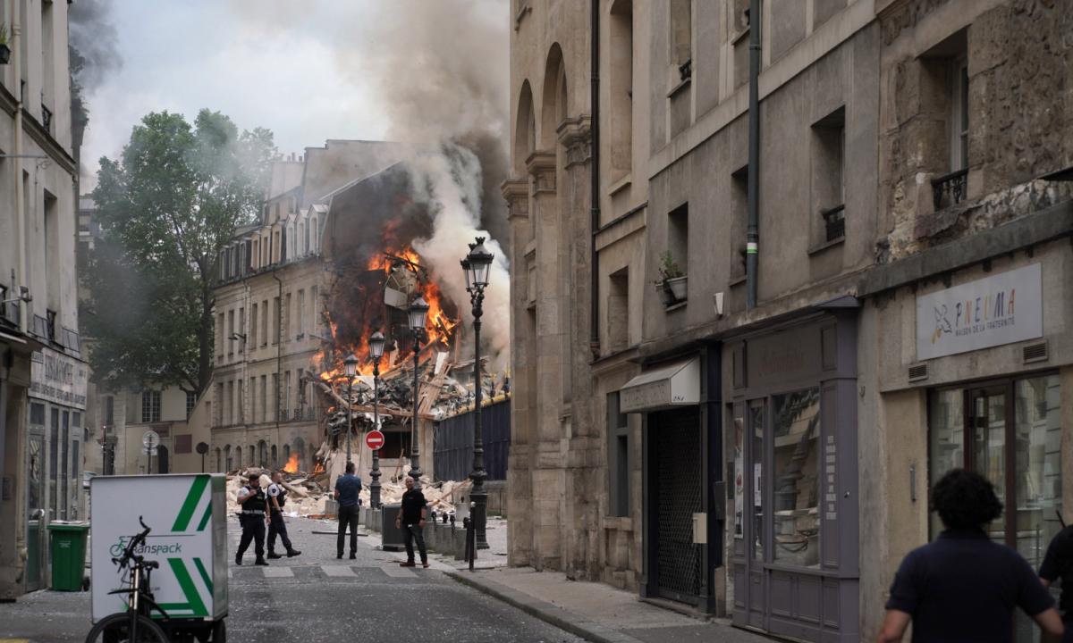 Varios edificios arden en París por una explosión causada por el gas