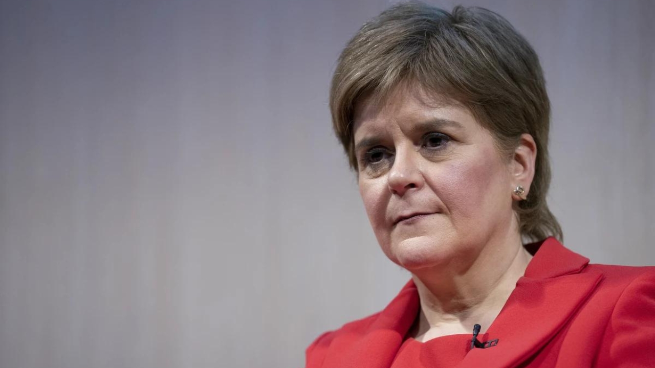 Sturgeon dice que no ha hecho "nada malo" tras su detención por irregularides en el SNP