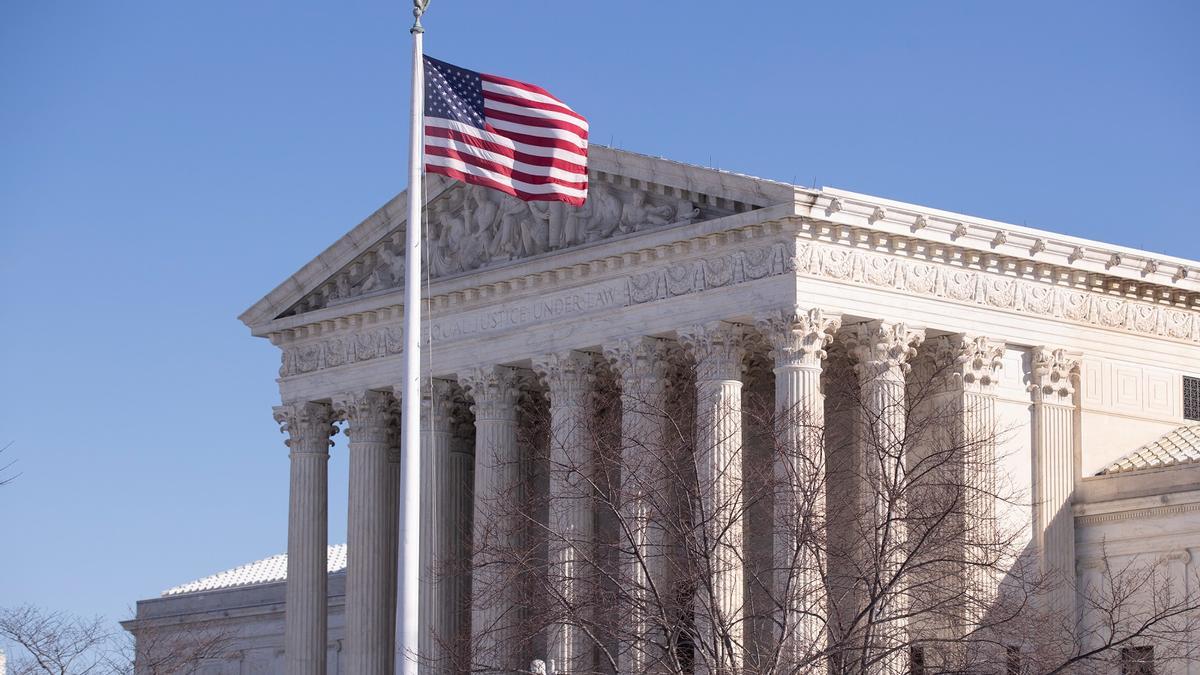 El Supremo de EEUU para el intento republicano de frenar una norma migratoria de Biden