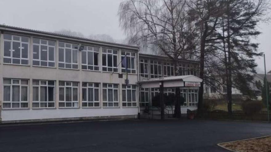 Un adolescente de 13 años hiere de gravedad a un maestro en un colegio