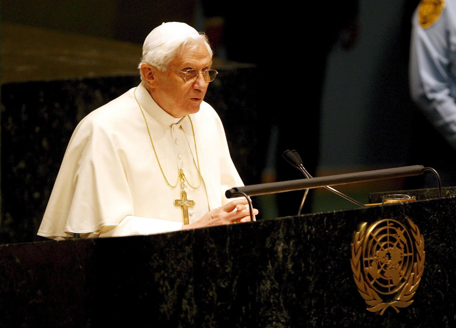 Roban la cruz pectoral de Benedicto XVI de su parroquia de origen en Baviera