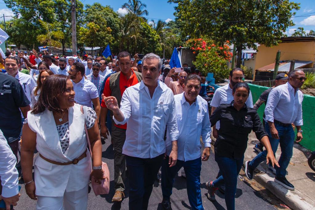 Abinader entrega 14 obras en cuatro  provincias del Cibao
