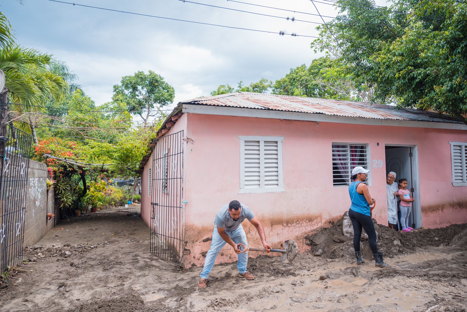 Gobierno acude en ayuda de familias de Azua, Neiba y Jimaní afectadas por las lluvias