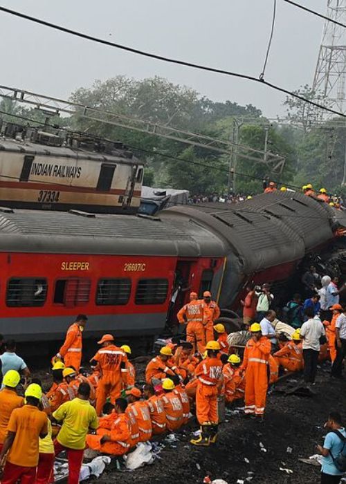 Autoridades indias rebajan a 275 los muertos en el accidente de trenes