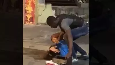 Captado en cámara policía municipal dándole una golpiza a un limpiabotas en Higüey