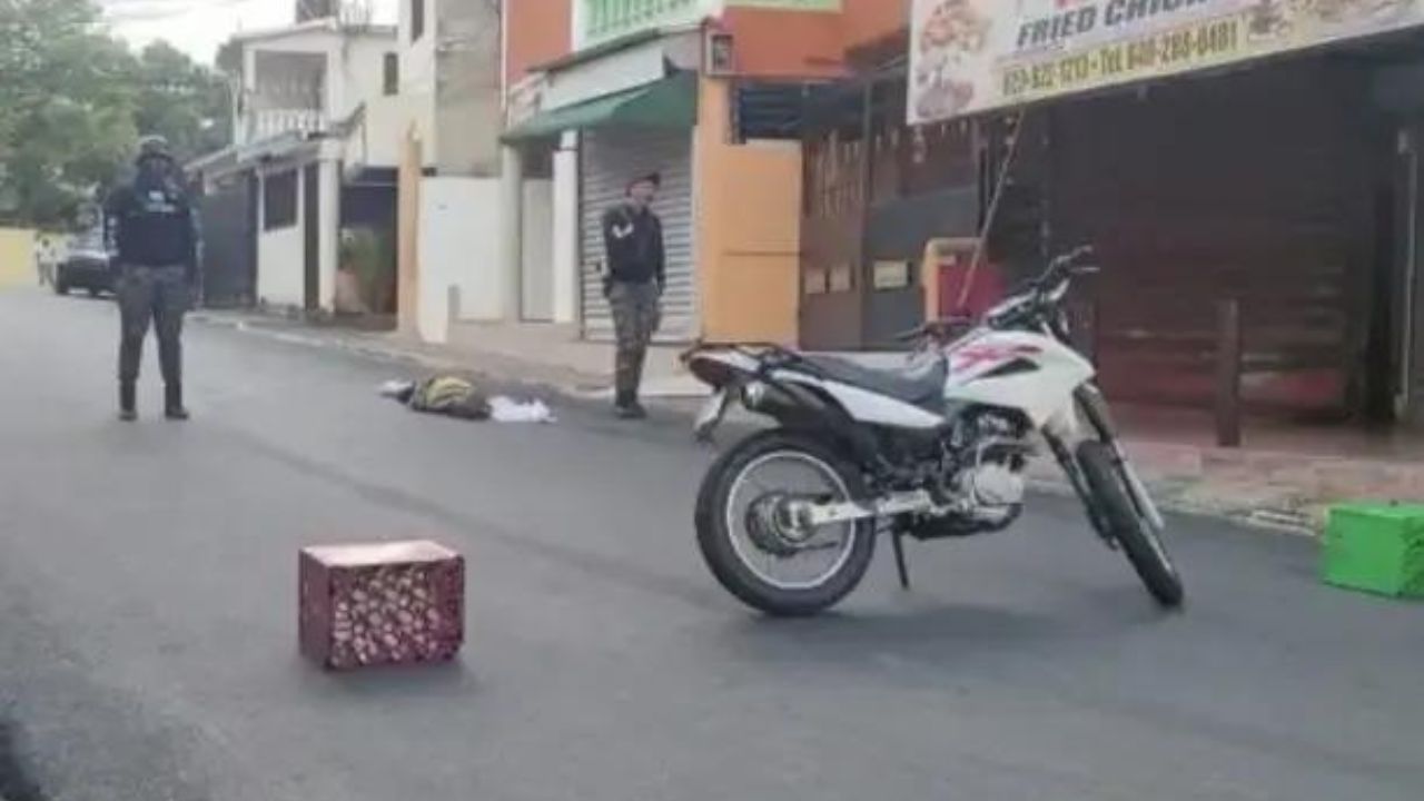 Muere hombre tras desplomarse en plena vía pública