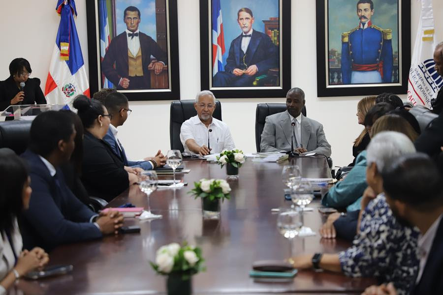 Embajada EE.UU. y Ministerio de Educación acuerdan fortalecer calidad de inglés para docentes