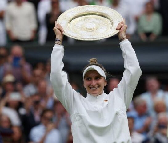 Vondrousova, una tenista checa tatuada y coronada en Wimbledon
