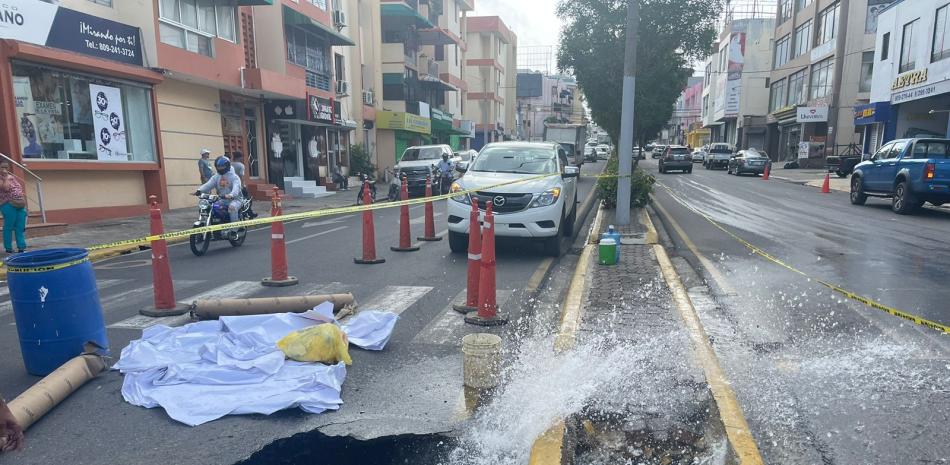 Ruptura de tubería provocó colapso en la av. Las Carreras en Santiago