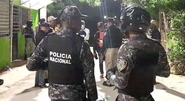 Hombre muere tras intentar robar arma de fuego a un agente policial en La Romana