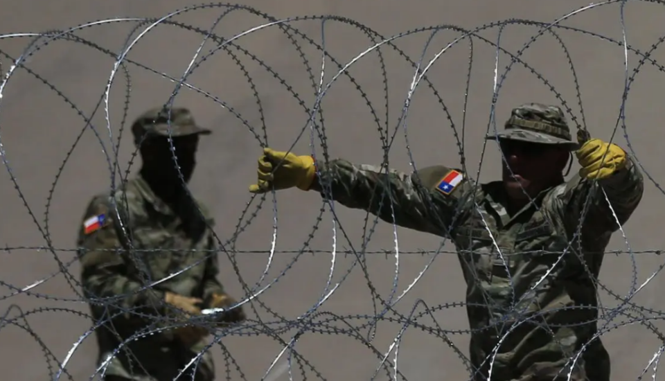 Texas refuerza barricada de alambre pese a orden del Gobierno de EE.UU. para retirarla