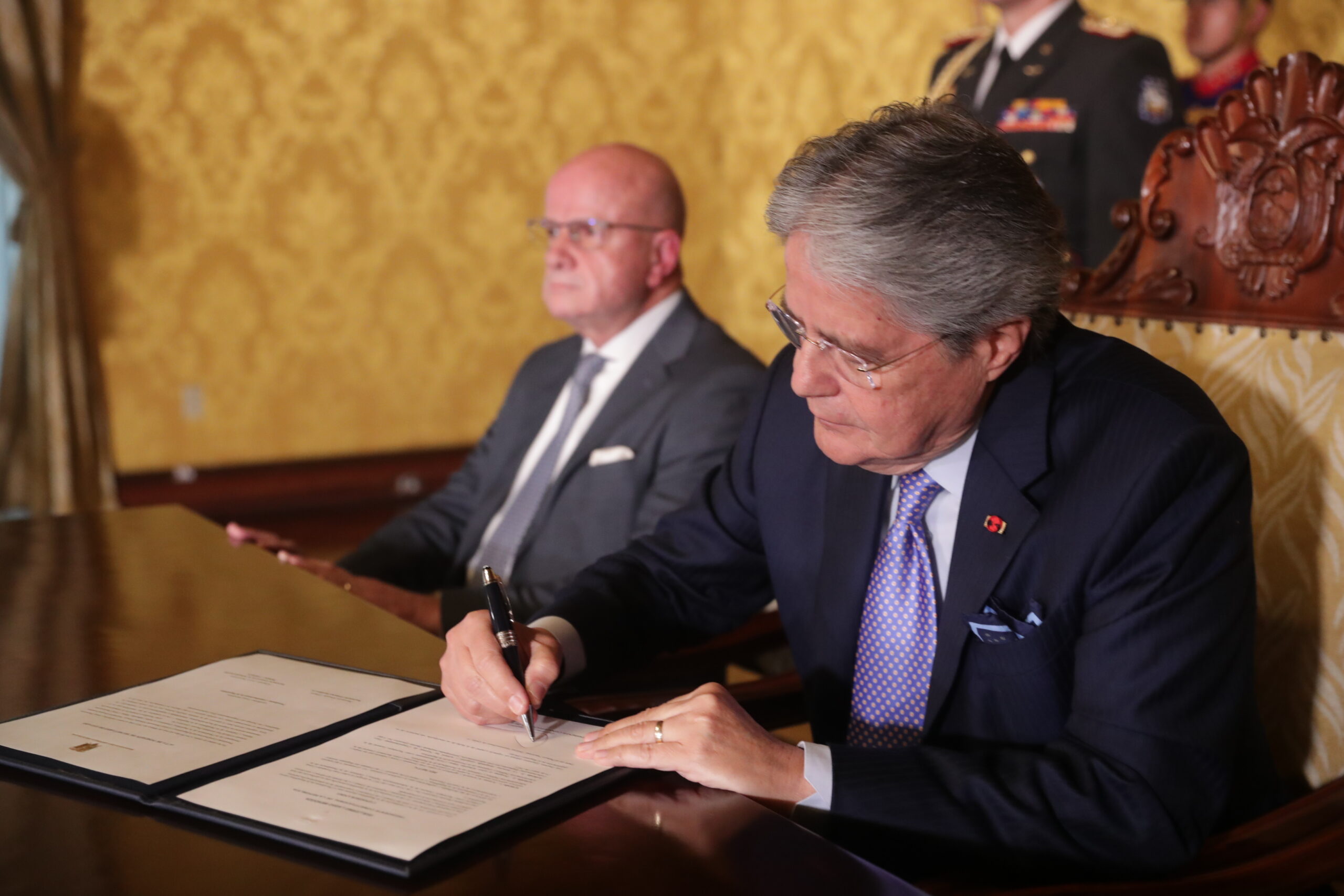 Presidente de Ecuador emite decretos para aliviar deudas de universitarios y empresarios