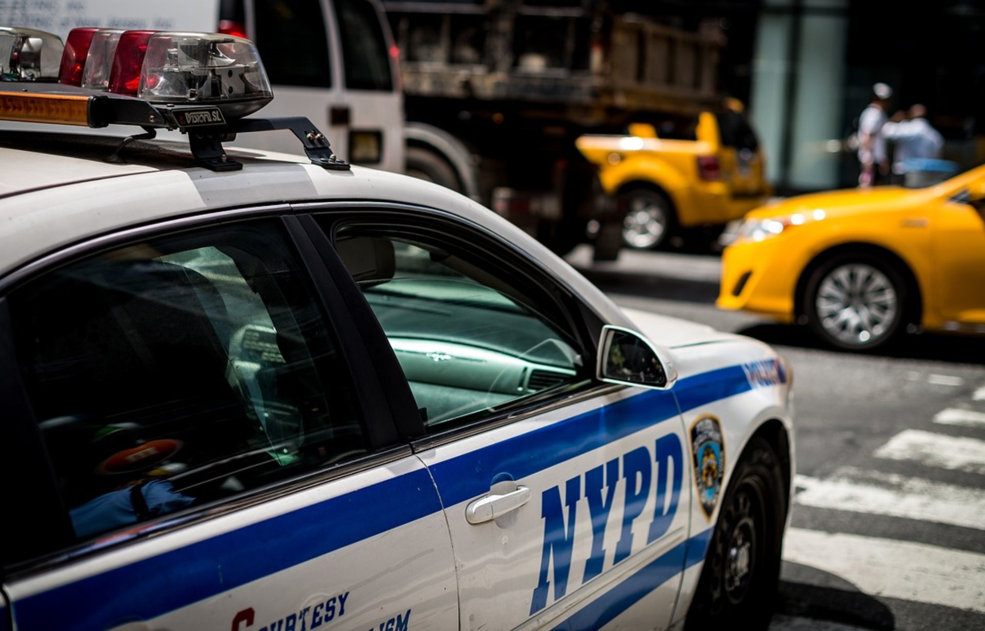 Un hombre a bordo de un ciclomotor tirotea a varias personas en Nueva York