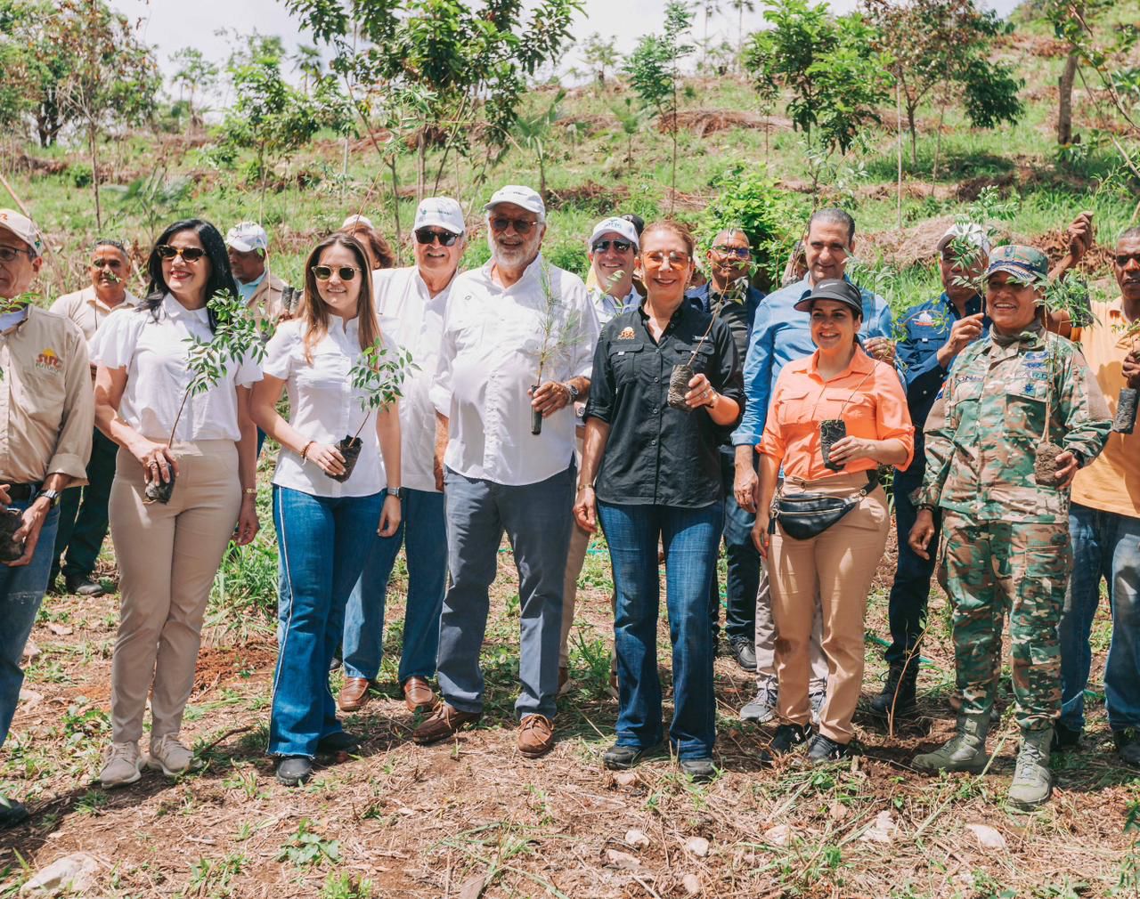 Sur Futuro y Consorcio Energético Punta Cana-Macao reforestan en área protegida privada de Azua