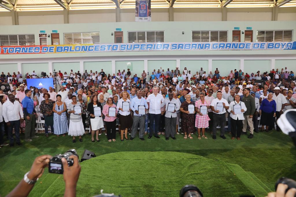 Abinader entrega 1,280 títulos en Sabana Grande de Boyá