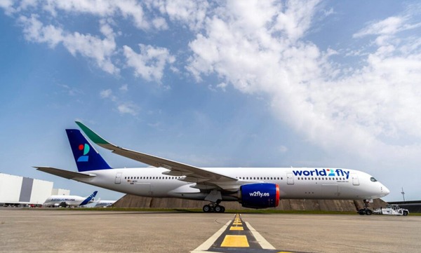 Dominicanos varados en España tras cancelación de vuelo por fallas técnicas