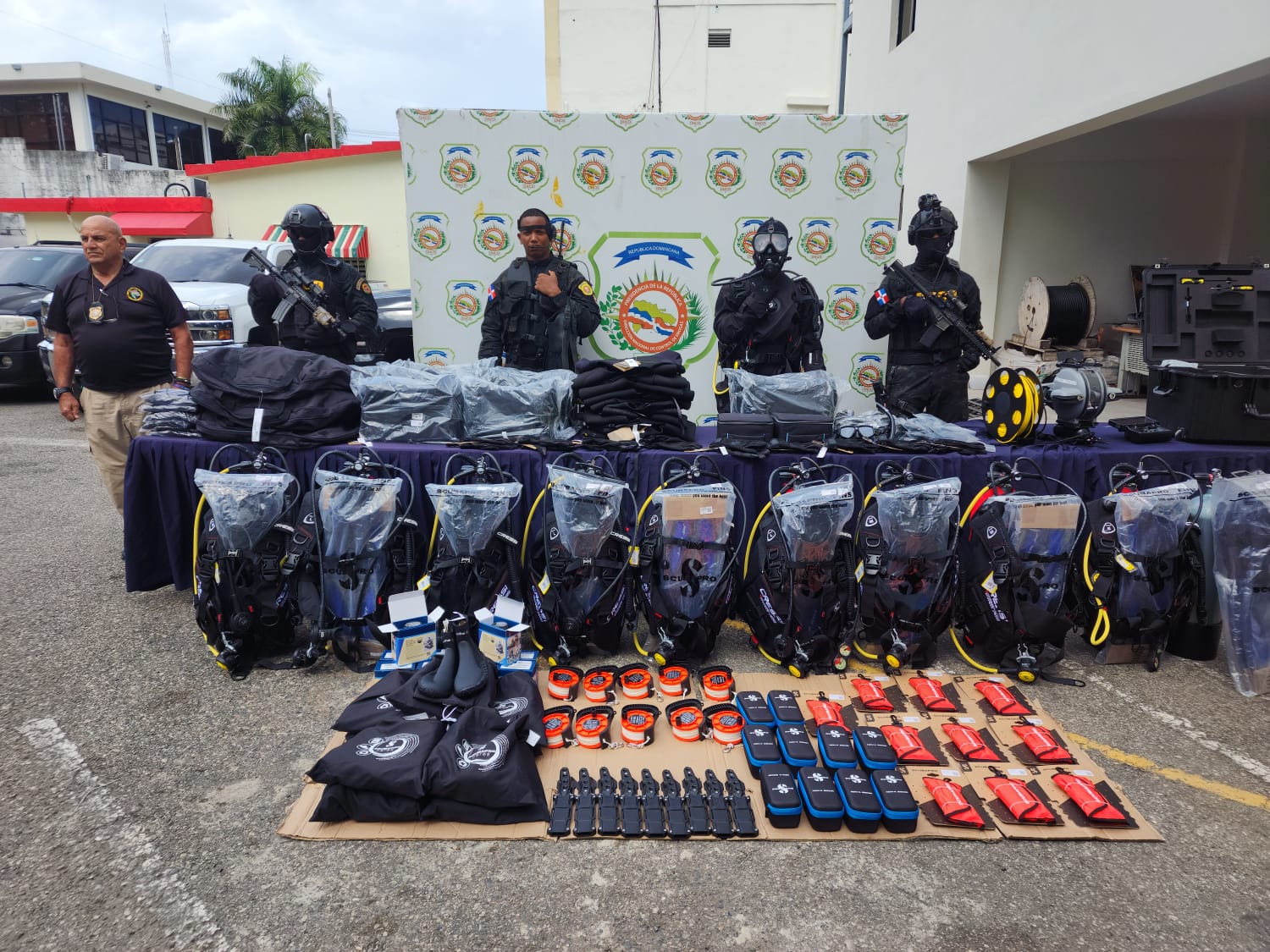 Unidades tácticas de la DNCD reciben nuevos equipos para combatir narcotráfico