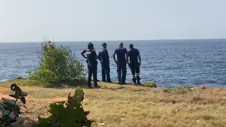 Buscan adolescente que se lanzó al mar con otro cuyo cadáver fue recuperado