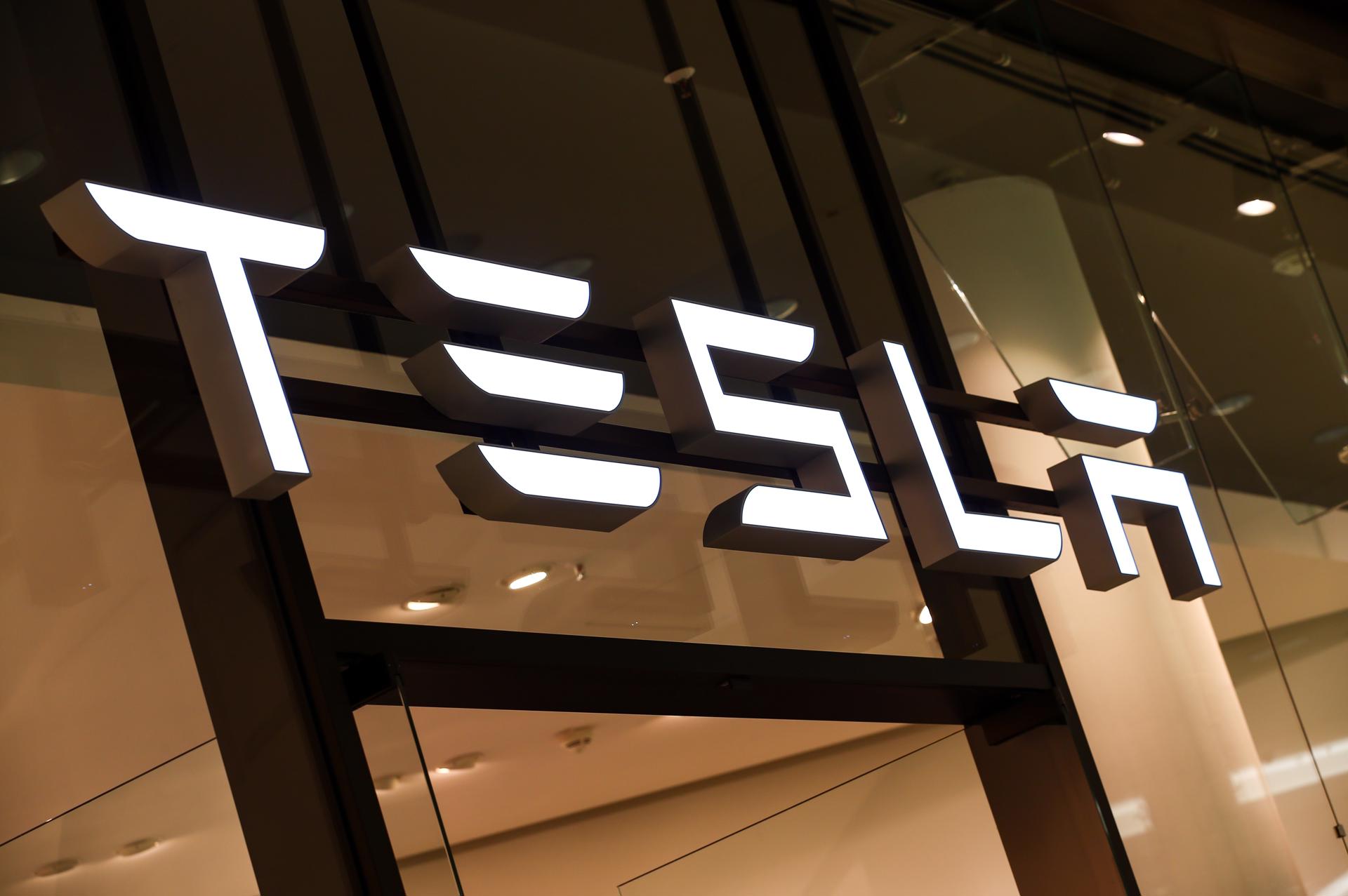 Los beneficios netos de Tesla cayeron un 6,5 % en el primer semestre del año
