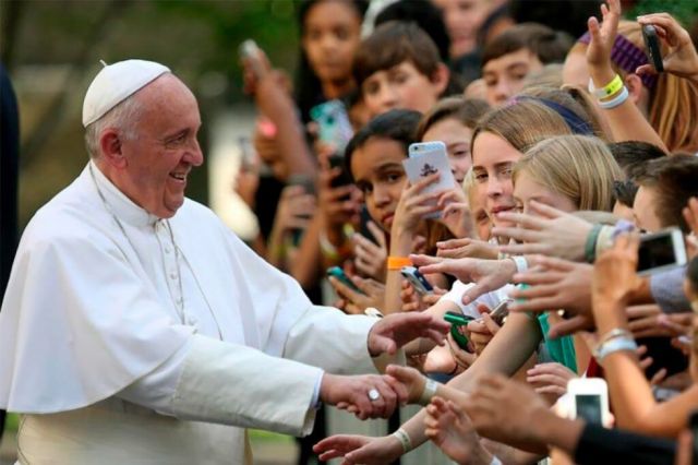 El papa almorzó con jóvenes y hablaron de aborto, eutanasia y de no olvidar a los abuelos