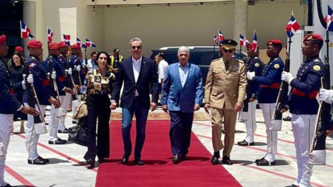 Presidente Abinader parte hacia Nueva York acompañado por Raquel Arbaje y Eduardo Estrella