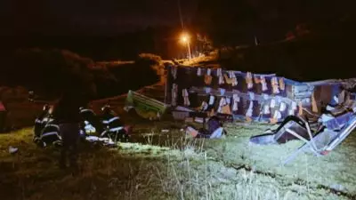 Cuatro fallecidos y ocho heridos al caer un autobús en una barranco en Ecuador