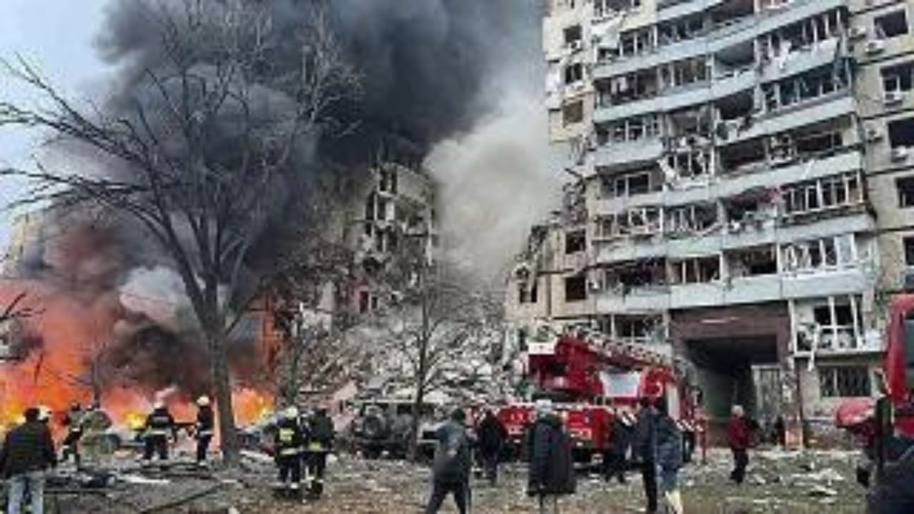 Cinco muertos tras ataque de misiles rusos contra un edificio en el este de Ucrania