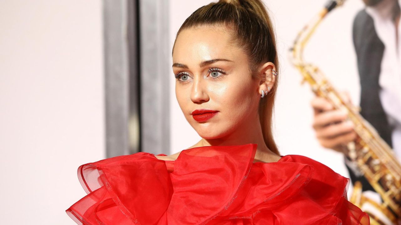 Miley Cyrus lanza una mirada al pasado en su nuevo sencillo, "Used To Be Young"