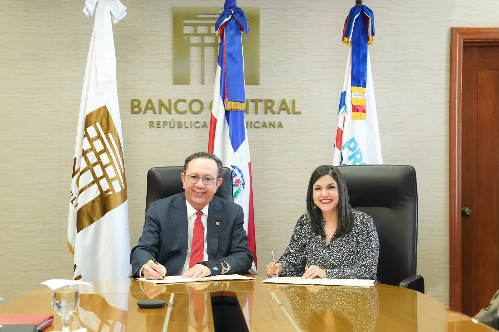 BCRD firma acuerdo con ProDominicana en materia inversión extranjera