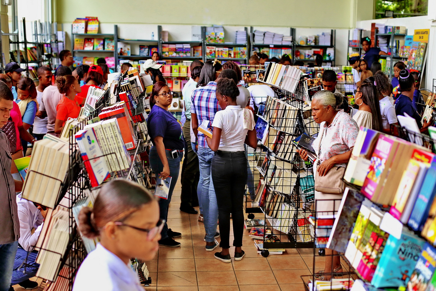 Amantes de la lectura acuden a la Feria Internacional del Libro