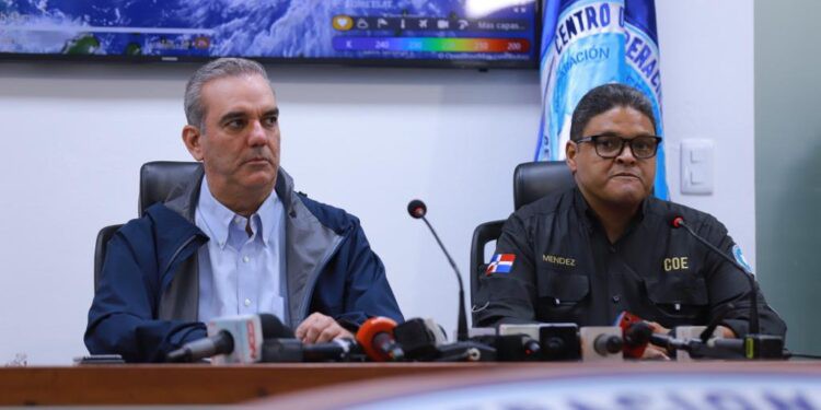 Abinader se reúne con organismos de emergencia por tormenta Franklin