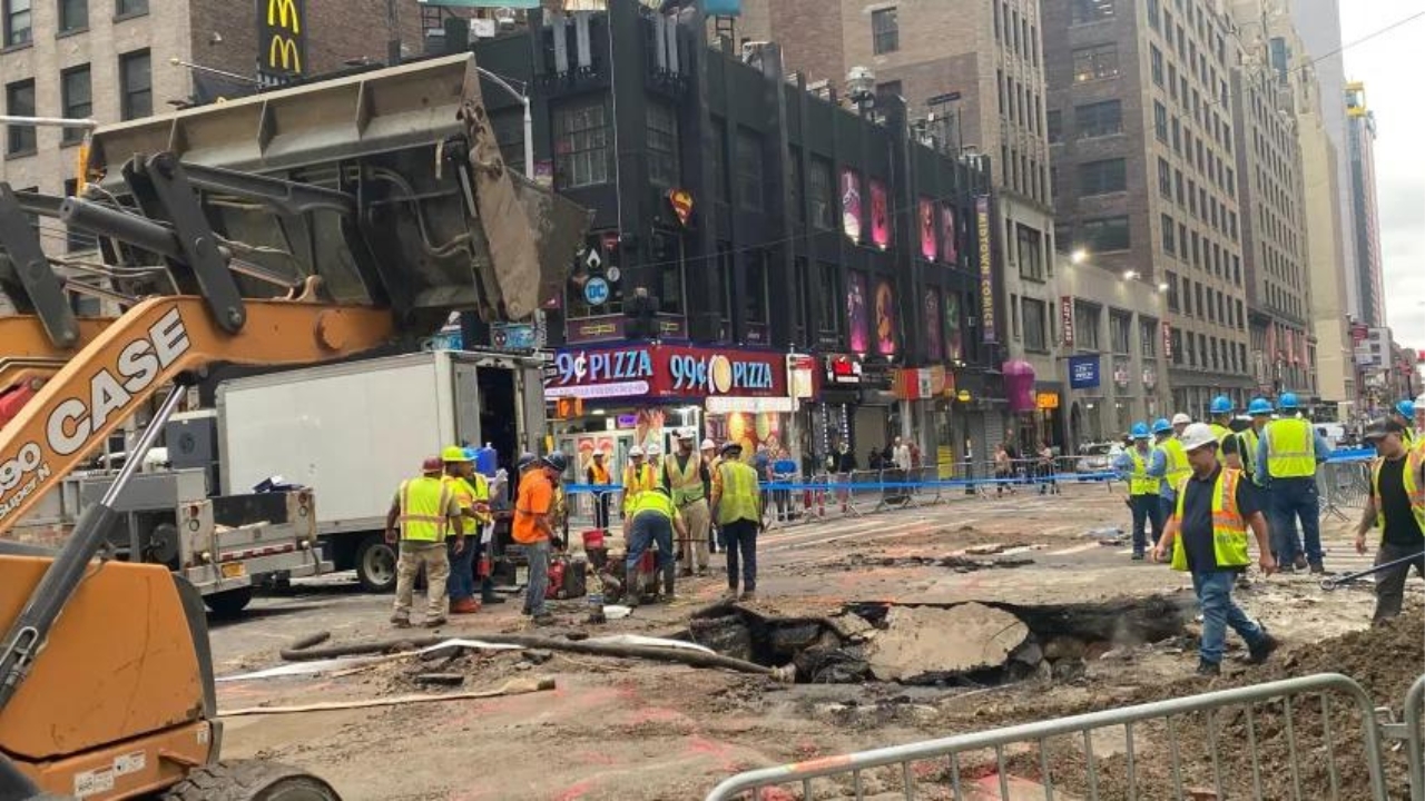 Rotura de tubería de agua inunda calles y metro de Times Square