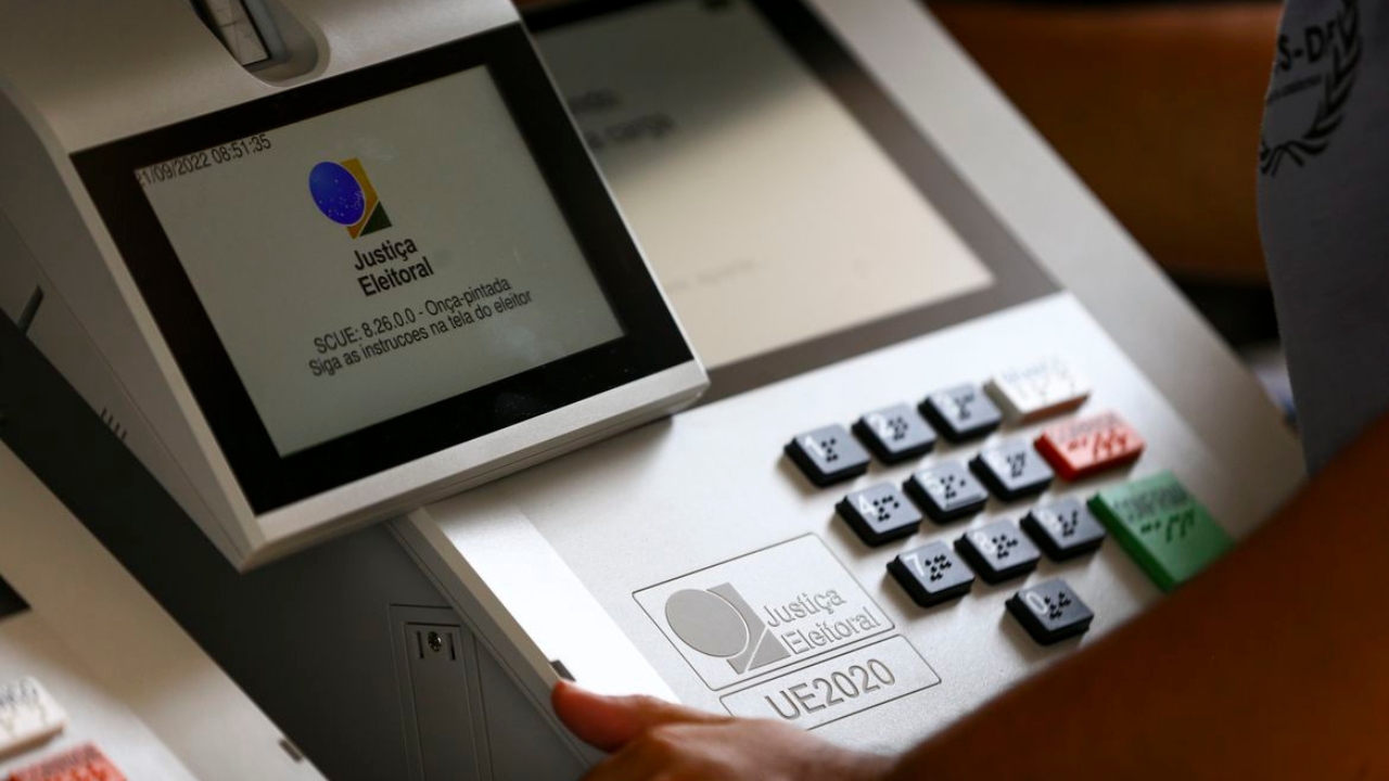 Un hacker confiesa que Bolsonaro le sugirió invadir y manipular las urnas de votación
