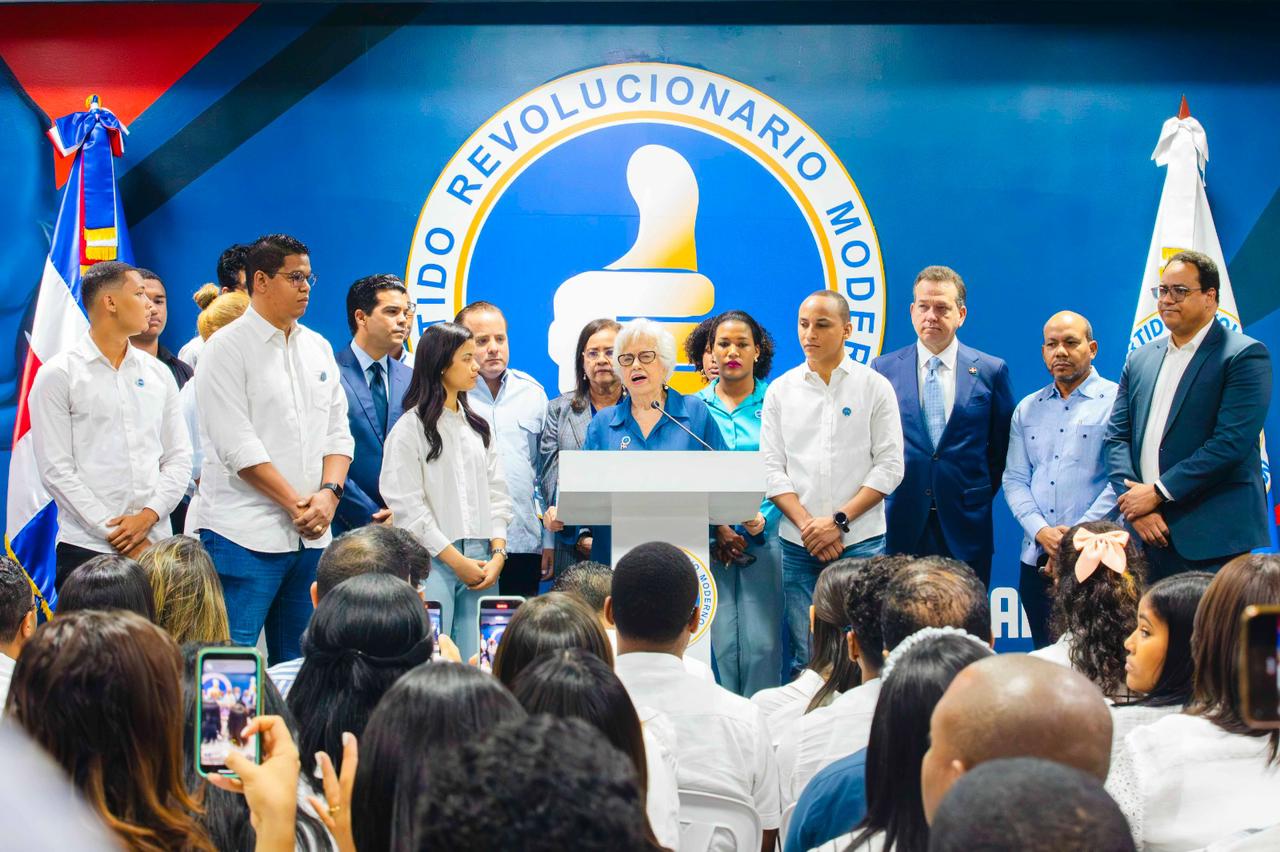 Ortiz Bosch inscribe precandidatura de Abinader