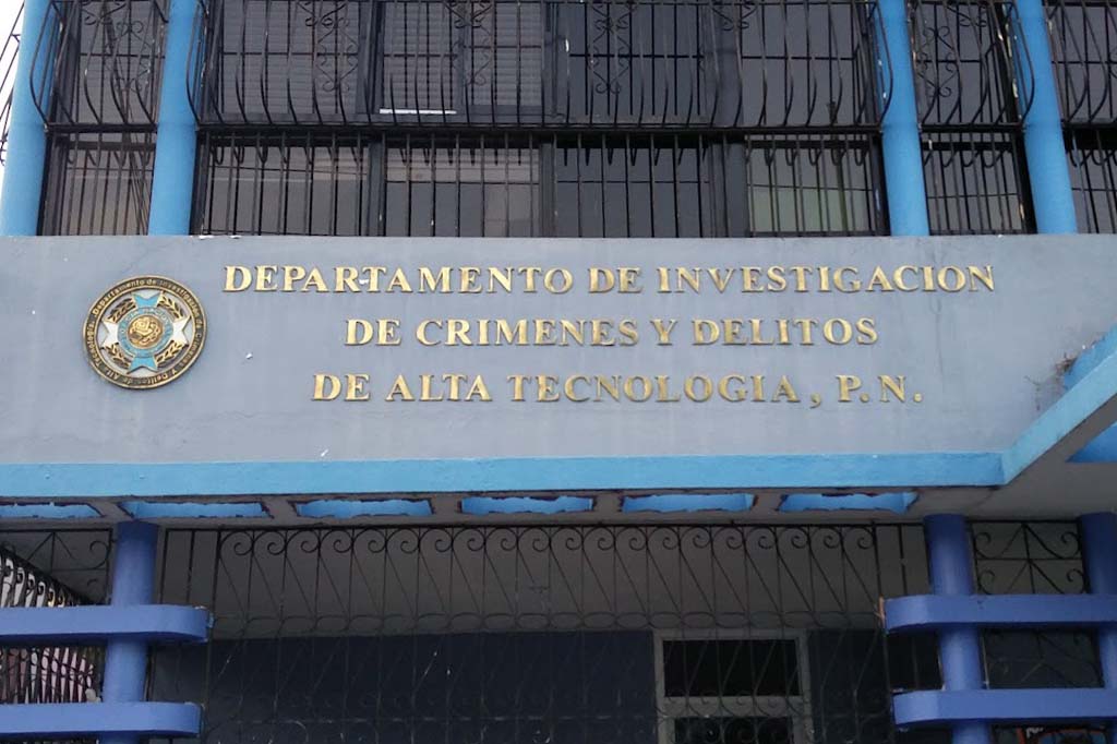 DICAT apresa dos estafadores en esquema de falsificación digital