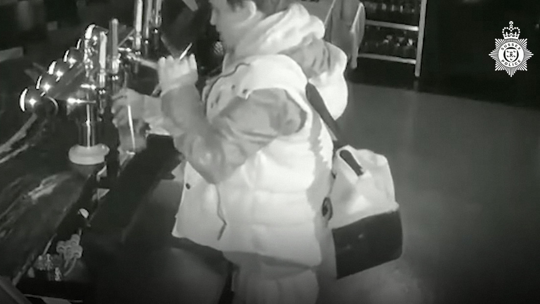 Ladrón se sirve una cerveza durante un robo de hotel en Reino Unido
